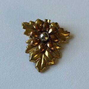 VINTAGE🗝️ Gold Tone Flower and Leaf Scarf/Dress Clip